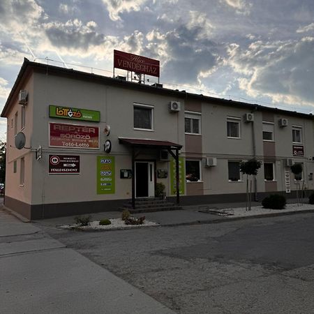 Alice Vendeghaz Bed & Breakfast Калоча Екстериор снимка
